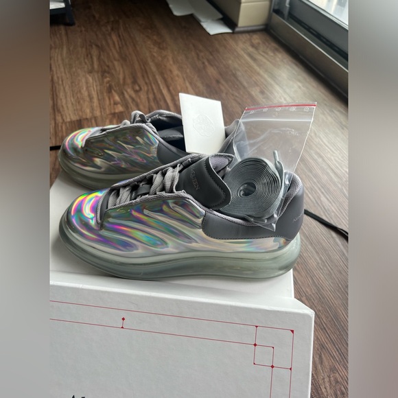 Alexander McQueen Oversized Iridescent sneakers EU 41 - Picture 2 of 9
